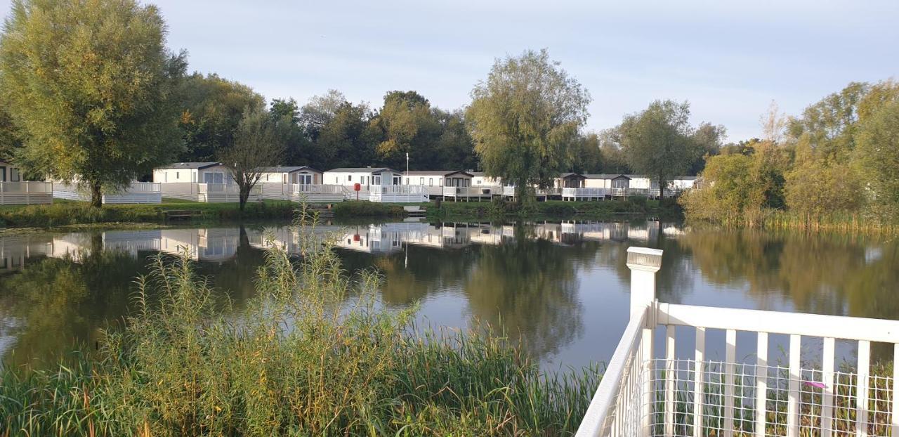 Lakeside Cotswold Holiday Home 赛伦塞斯特 外观 照片