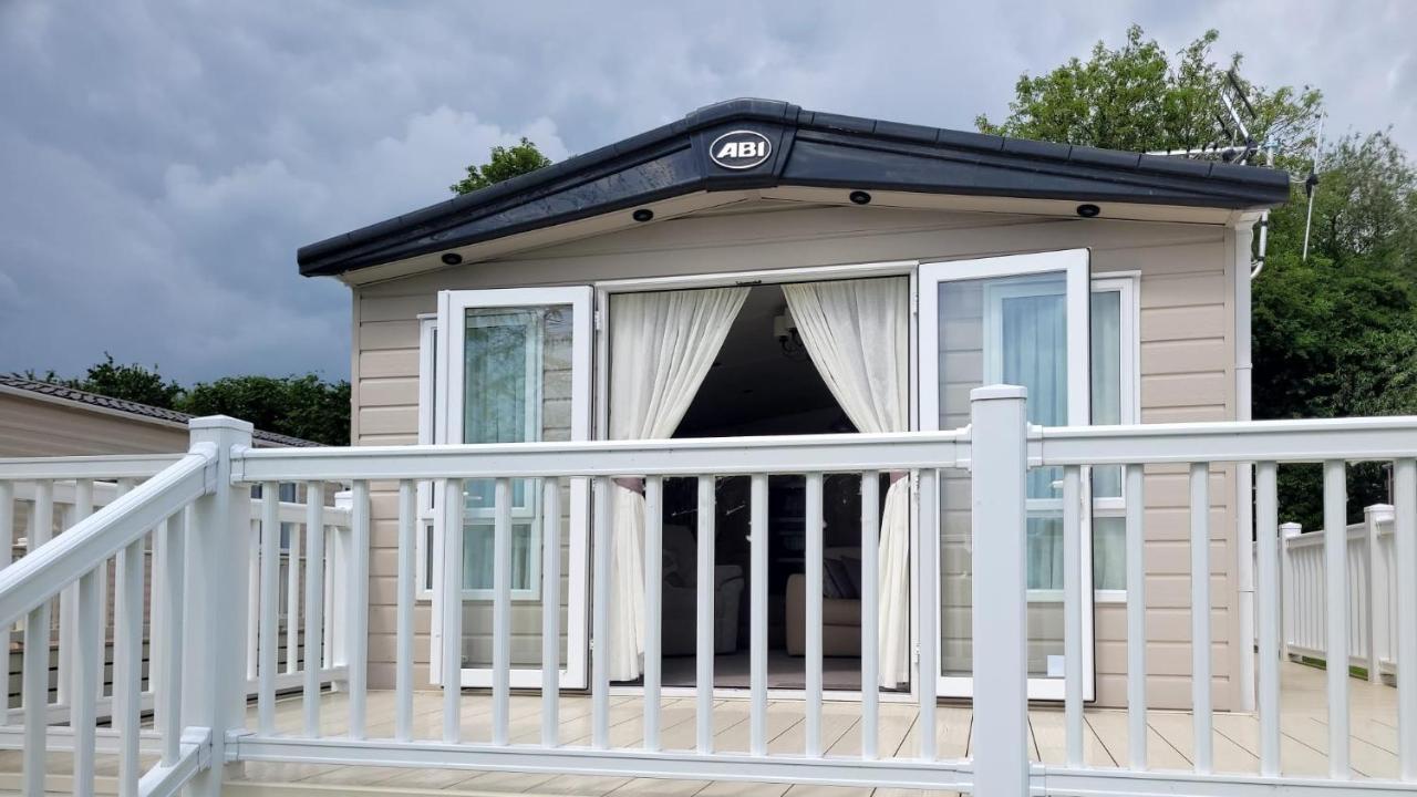 Lakeside Cotswold Holiday Home 赛伦塞斯特 外观 照片