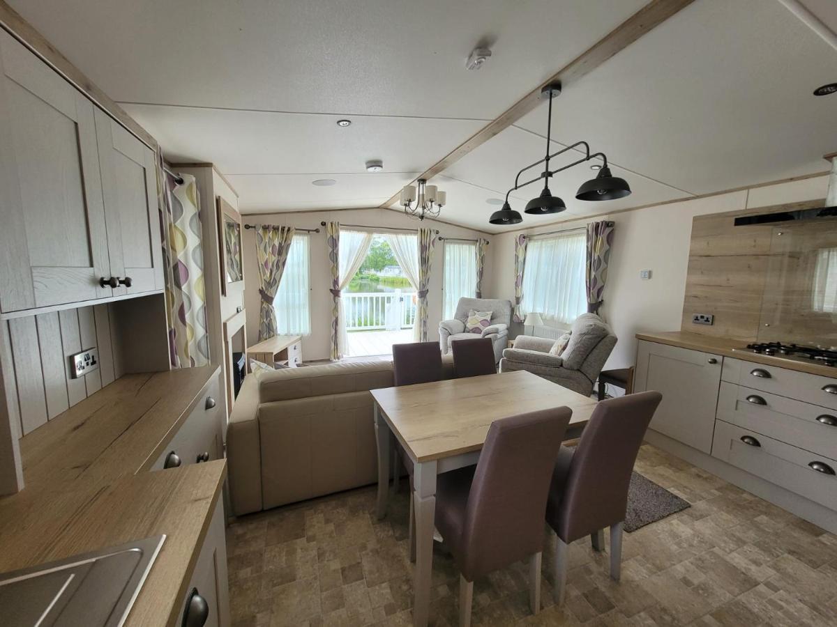 Lakeside Cotswold Holiday Home 赛伦塞斯特 外观 照片