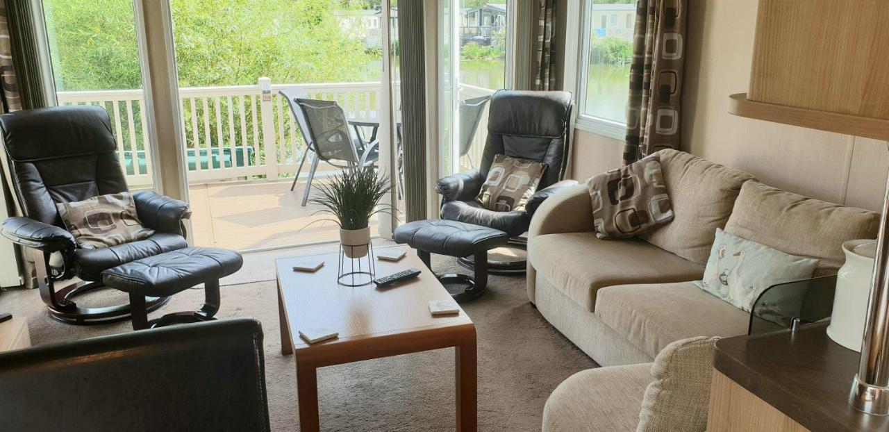 Lakeside Cotswold Holiday Home 赛伦塞斯特 外观 照片