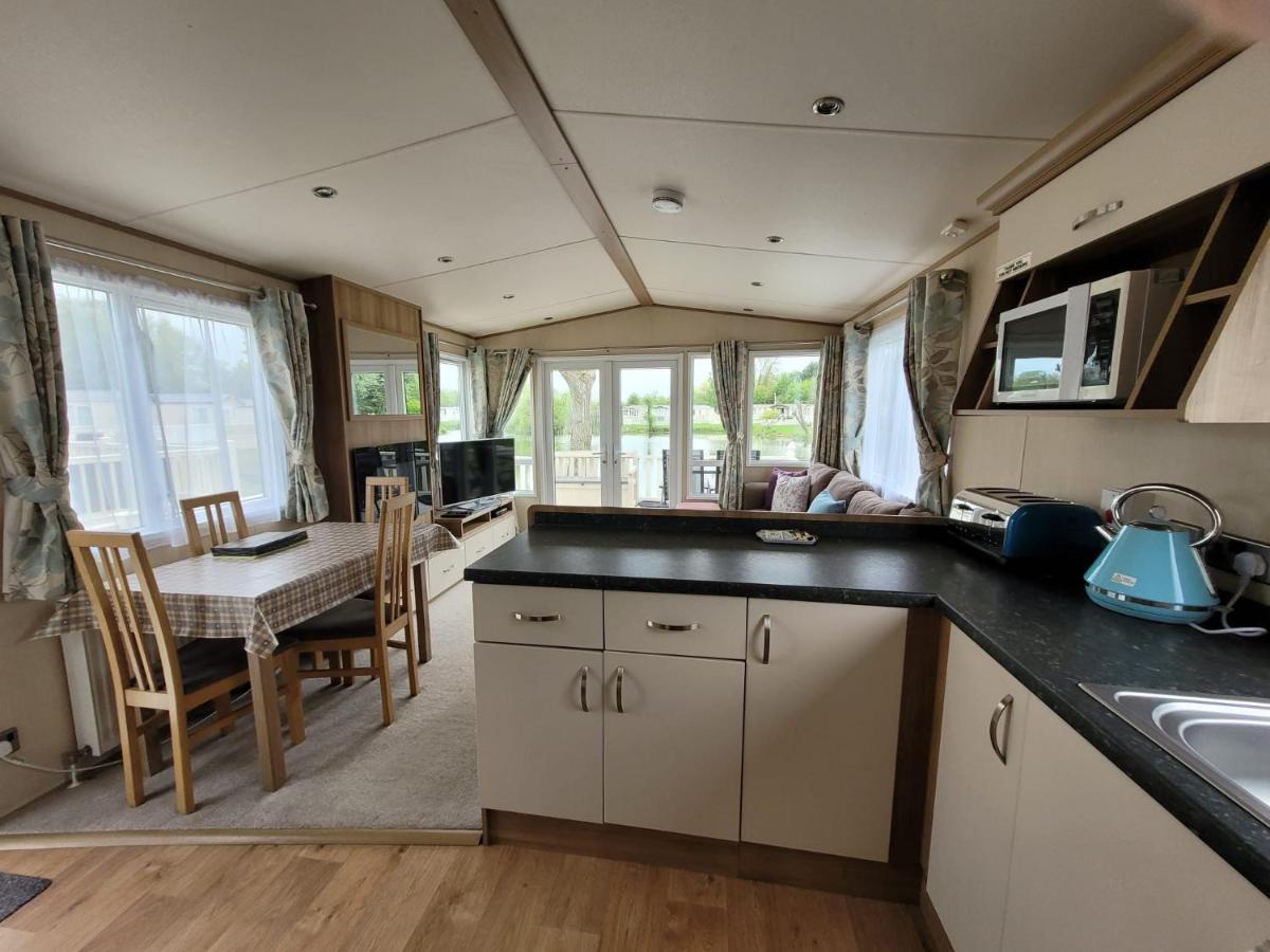 Lakeside Cotswold Holiday Home 赛伦塞斯特 外观 照片