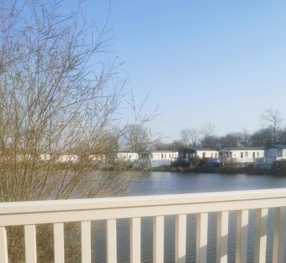 Lakeside Cotswold Holiday Home 赛伦塞斯特 外观 照片