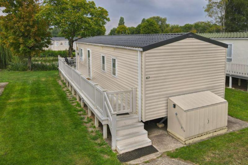 Lakeside Cotswold Holiday Home 赛伦塞斯特 外观 照片