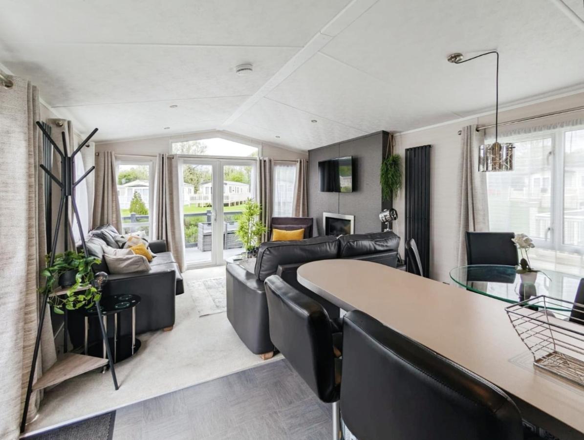 Lakeside Cotswold Holiday Home 赛伦塞斯特 外观 照片