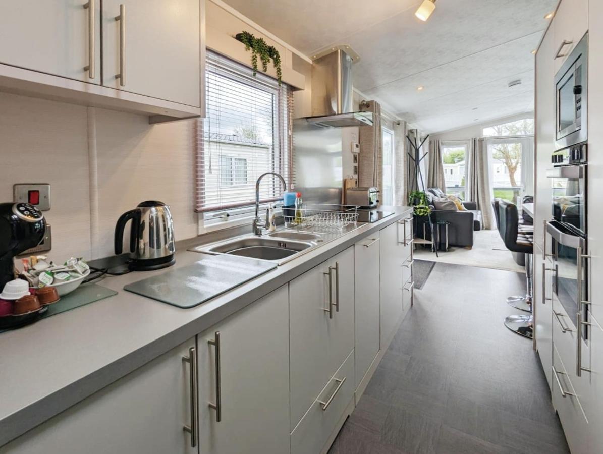 Lakeside Cotswold Holiday Home 赛伦塞斯特 外观 照片