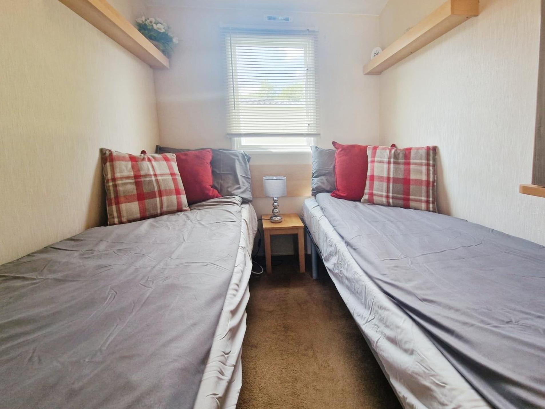 Lakeside Cotswold Holiday Home 赛伦塞斯特 外观 照片